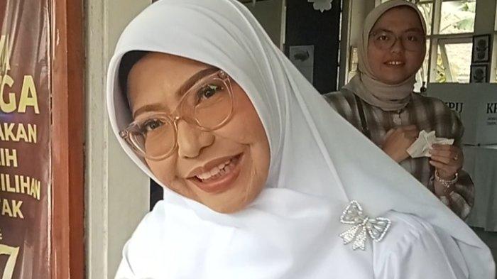 Cabup Pandeglang nomor urut 2 Dewi Setian menggunakan hak pilihnya di Tempat Pemungutan Suara (TPS) 4 Kampung Pamagersari, Kelurahan Pandeglang
