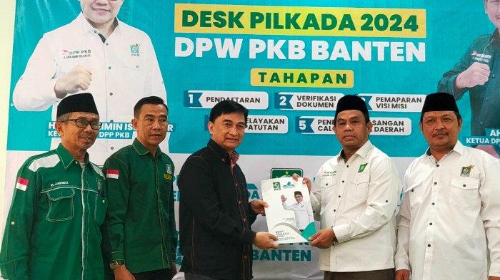 Mantan Bupati Pandeglang, Achmad Dimyati Natakusumah menyerahkan formulir pendaftaran bakal calon Gubernur Banten ke PKB.