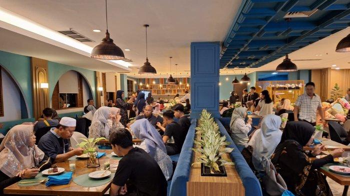 Menyambut malam tahun baru 2024, ratusan orang mengikuti gala dinner di Hotel The Royale Krakatau Cilegon.