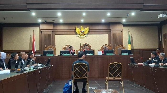 TOM MINTA MAAF - Eks Menteri Perdagangan Tom Lembong menjalni sidang perdana kasus dugaan korupai impor gula, di Pengadilan Tindak Pidana Korupsi (Tipikor) pada Pengadilan Negeri Jakarta Pusat, Kamis (6/3/2025). Tom meminta maaf setelah ditegur hakim karena menyilangkan kakinya saat bersidang.
Artikel ini telah tayang di Tribunnews.com dengan judul Tom Lembong Minta Maaf Ditegur Hakim Karena Menyilangkan Kaki Saat Sidang, https://www.tribunnews.com/nasional/2025/03/06/tom-lembong-minta-maaf-ditegur-hakim-karena-menyilangkan-kaki-saat-sidang?page=all.
Penulis: Ibriza Fasti Ifhami
Editor: Hasanudin Aco