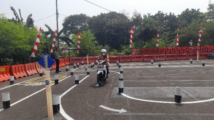Seorang emak-emak di Kota Cilegon baru saja mengikuti praktik ujian SIM di lapangan Satlantas Polres Cilegon.