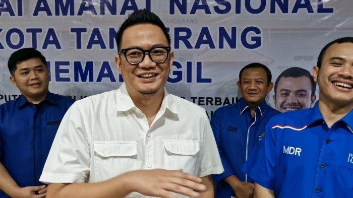 Bakal Calon Wali Kota Tangerang Erlangga Yudha Nugraha (kiri) saat mengembalikan formulir penjaringan Pilkada 2024 secara simbolis di Kantor DPD PAN Kota Tangerang, Banten, Rabu (29/5/2924). Erlangga Yudha Nugraha adalah anak wali kota Tangsel, Benyamin Davnie.