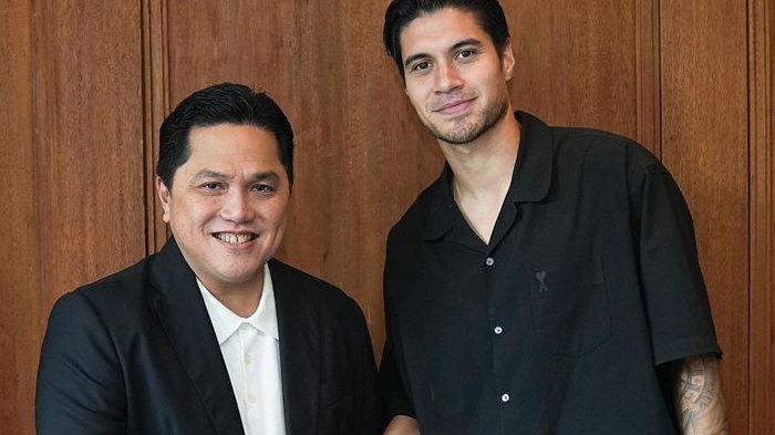 Ketua Umum PSSI, Erick Thohir telah melakukan jabat tangan, dengan bek FC Copenhagen, Kevin Diks.