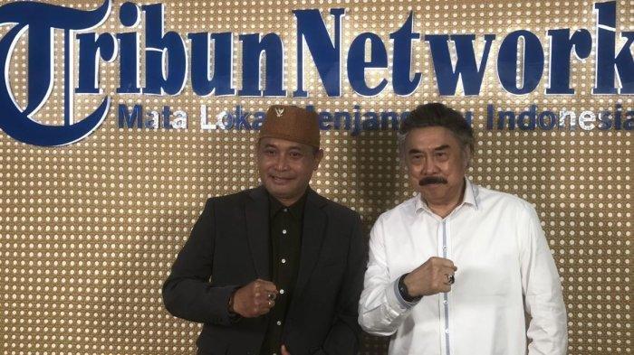 Direktur Pemberitaan Tribun Network Febby Mahendra Putra (kiri) bersama Ketua Tim Hukum PDIP Prof Gayus Lumbuun (kanan) di Gedung Tribun, Palmerah, Jakarta, Senin (6/5/2024). (kiri)