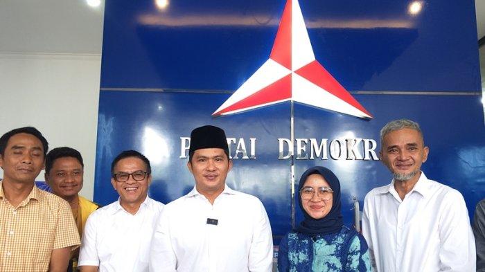 Pasangan Bakal Calon Bupati dan Wakil Bupati Pandeglang, Fitron Nur Ikhsan dan Diana Jayabaya mengikuti fit and proper test di DPD Partai Demokrat Banten. Dalam kesempatan itu, Fitron dan Diana menyampaikan visi misi untuk membangun Kabupaten Pandeglang jika terpilih menjadi Bupati dan Wakil Bupati pada Pilkada 2024.