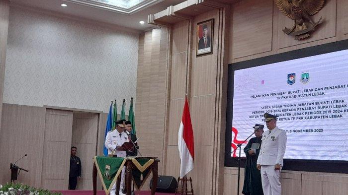 Pj Gubernur Banten, Al Muktabar memberikan pesan khusus untuk Iwan Kurniawan yang resmi dilantik menjadi Pj Bupati Lebak, Jumat (3/11/2023).
