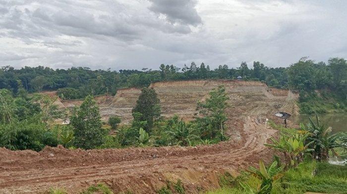 Potret galian tanah di Desa Mekarsari Kecamatan Rangkasbitung, Kabupaten Lebak.