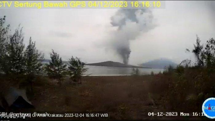Gunung Anak Krakatau kembali erupsi.