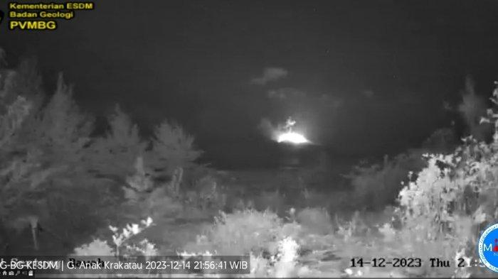 Update kondisi erupsi Gunung Anak Krakatau per hari ini Sabtu 16 Desember 2023. Tiga kali meletus di hari ini