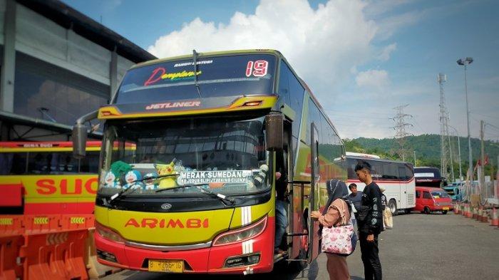 H+4 Lebaran atau Rabu 26 April 2023, sejumlah pemudik memadati Terminal Terpadu Merak (TTM) Kota Cilegon, Banten.
