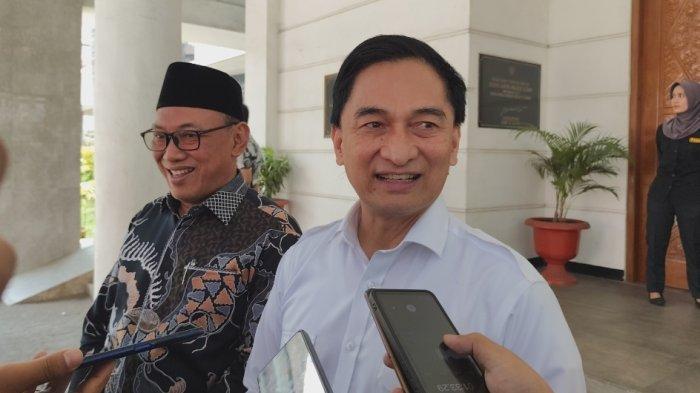 Anggota Komisi III DPR RI, Dimyati Natakusumah saat memberikan keterangan kepada pers, di kantor Walikota Cilegon, Jumat (19/7/2024).