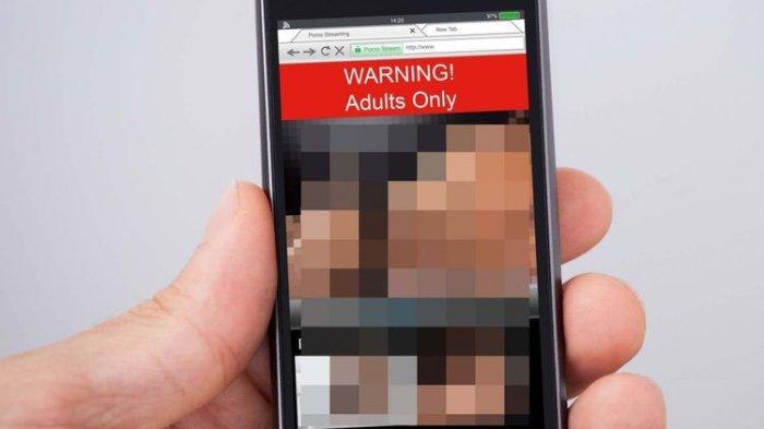 Sejumlah nama artis dan selebgram ikut terseret dalam kasus rumah produksi film porno di Jakarta Selatan.