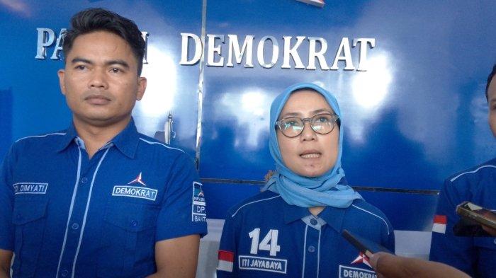 Ketua DPD Demokrat Banten, Iti Octavia Jayabaya mengatakan, dari lima orang yang mendaftar penjaringan hanya 2 orang yang hadir, yakni, Awab dan Robinsar.