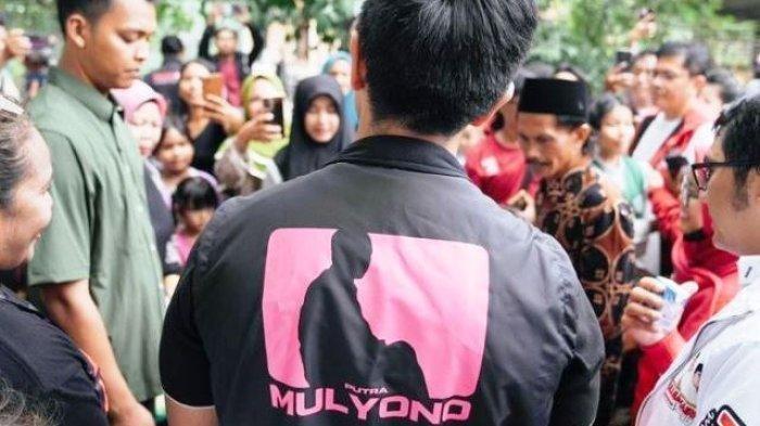 Kaesang Pangarep mengenakan rompi bertuliskan Putra Mulyono' di Desa Daru, Jambe, Kabupaten Tangerang, Selasa (24/9/2024).