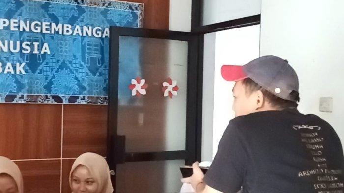 Seorang suami berinisial AD, Warga Kecamatan Rangkasbitung, mendatangi kantor Badan Kepegawaian dan Pengembangan Sumber Daya Manusia (BKPSDM) Kabupaten Lebak.