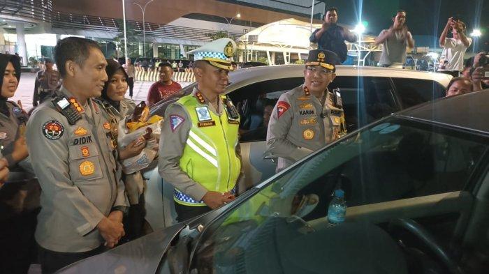 Kapolda Banten, Irjen Pol Abdul Karim beserta jajaran saat meninjau area Pelabuhan Merak di H-2 libur Natal 2023 dan Tahun Baru 2024.