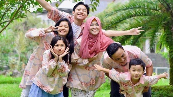Keluarga Okie Agustina dan Gunawan Dwi Cahyo