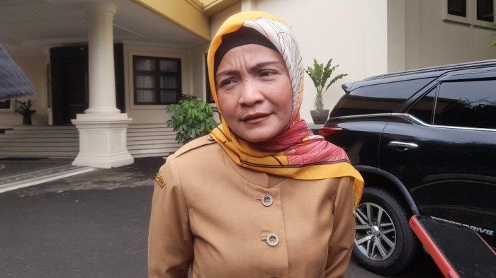 Ati Pramudji Hastuti merupakan Kepala Dinas Kesehatan Provinsi Banten. Dirinya tercatat sebagai penjabat eselon II Pemprov Banten paling kaya.