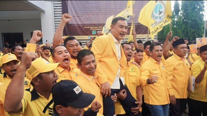 Mad Romli (tengah/dibopong), bakal calon Bupati Tangerang di Pilkada 2024.