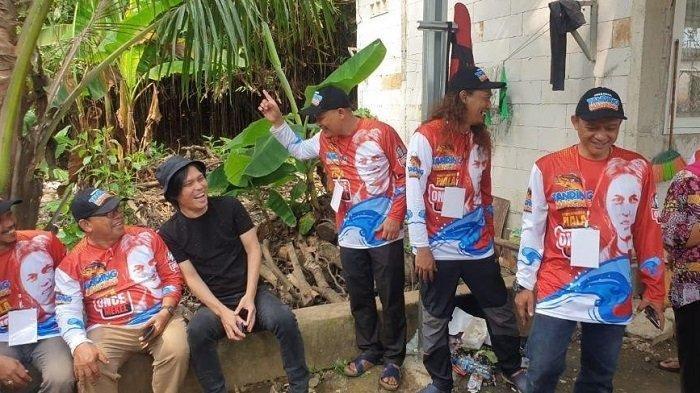 Once Mekel (kaus hitam) berbincang dengan sejumlah ketua RT yang mengikuti lomba mancing.