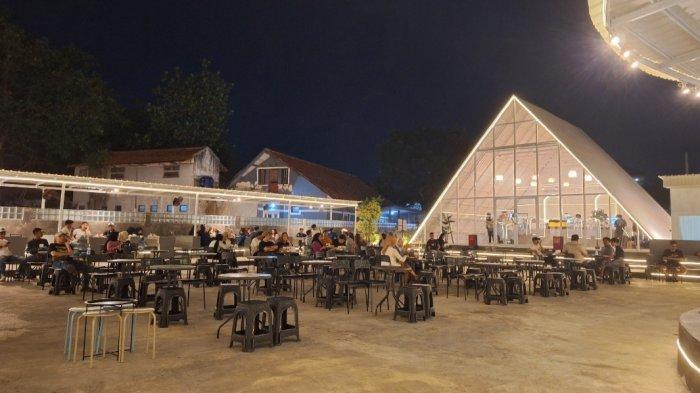 Onix Coffee berada di Jalan Veteran Nomor 23, Kelurahan Cipare, Kecamatan Serang, Kota Serang, sebrang Masjid Agung At-Tsauroh.