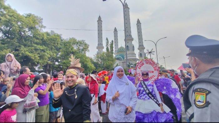 Ribuan warga masyarakat Kota Cilegon tumpah ruah di sepanjang jalan protokol Kota Cilegon dari mulai kantor Wali Kota Cilegon hingga rumah dinas (rumdin) Wali Kota Cilegon, Sabtu (17/8/2024) sore pukul 15.30 WIB.