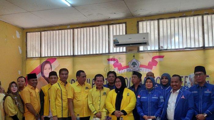 Peluang Partai Demokrat dan Partai Golkar berkoalisi di Pilkada Kota Serang 2024 menguat. Hal ini setelah Ketua DPC Demokrat Kota Serang, Nuraeni, mengunjungi kantor DPD Partai Golkar Kota Serang pada Kamis (18/4/2024).