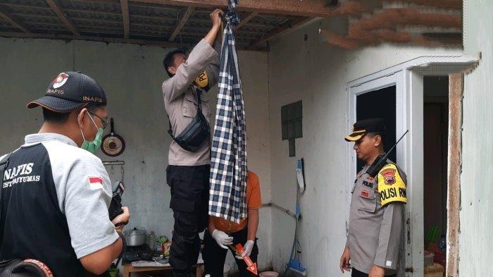 Polisi saat oleh TKP ditemukannya lelaki dengan inisial RS (32) warga Perumahan Puri Hijau Kerulahan, Karangklesem, Kecamatan Purwokerto Selatan, Kabupaten Banyumas ditemukan gantung diri, Selasa (25/7/2023) pagi.