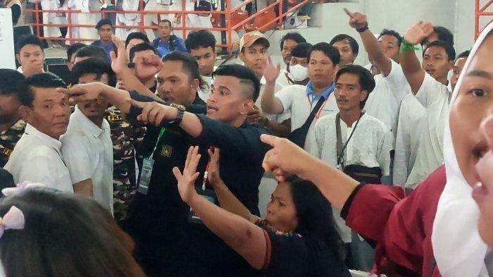 Presiden RI, Jokowi dilempar sandal dan air mineral saat bertemu dengan relawan Bobby Nasution di Gedung Serbaguna Jalan Willem Iskandar, Medan