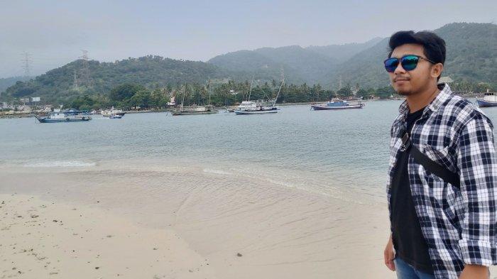 Pemandangan daratan di Pulomerak Kota Cilegon, dilihat dari Pulau Merak Kecil tampak indah dan menyejukan mata.