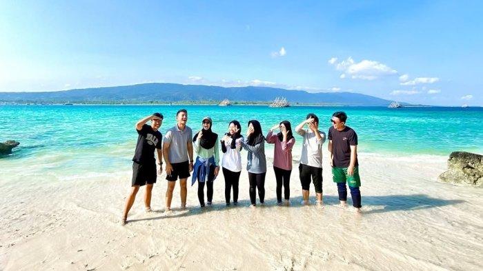 Wisatawan berfoto di Pulau Oar di Kecamatan Sumur, Kabupaten Pandeglang.