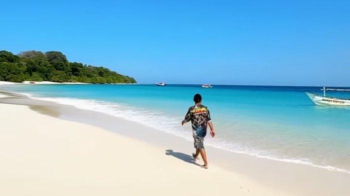Berikut adalah rekomendasi wisata yang sanga-sangat indah di Kabupaten Pandeglang Provinsi Banten, yaitu Pulau Tinjil.