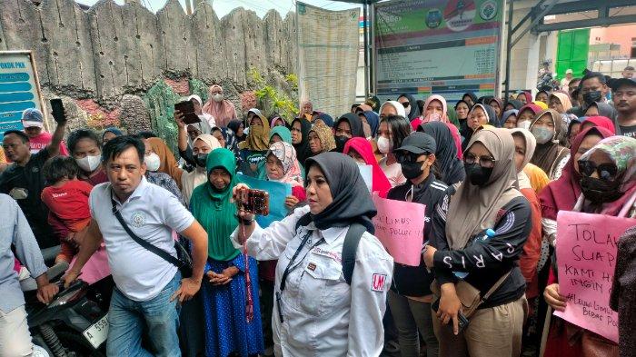 Puluhan warga menggeruduk Kantor Desa Leuwi Limus, Kecamatan Cikande, Kabupaten Serang.