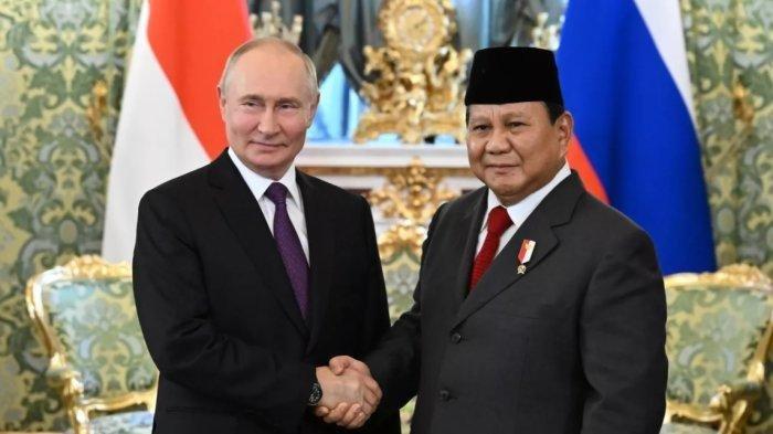 Presiden Rusia Vladimir Putin dan Menteri Pertahanan sekaligus Presiden terpilih Indonesia Prabowo Subianto saat bertemu di Moskow.