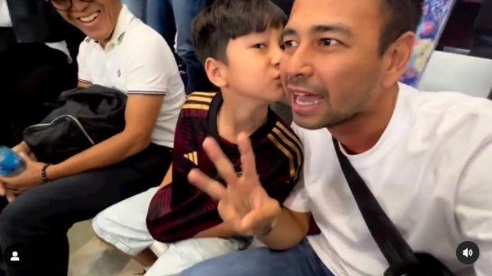 Rafathar cium Raffi Ahmad 10 kali setelah tim jagoannya, Jerman kalah.