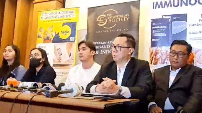 Rendy Kjaernett memberikan isyarat enggan bercerai dengan sang istri Lady Nayoan usai kasus perselingkuhannya terbongkar.