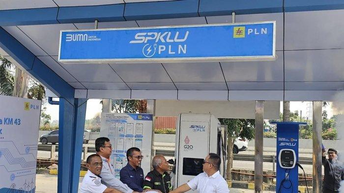 PT PLN (Persero) Unit Induk Distribusi (UID) Banten menambah unit Stasiun Pengisian Kendaraan Listrik Umum (SPKLU) di ruas tol Tangerang - Merak, tepatnya di Rest Area 43.