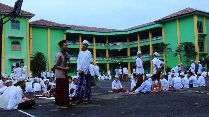 Santriwan Pesantren La Tansa saat melakukan kegiatan conversation di pagi hari.