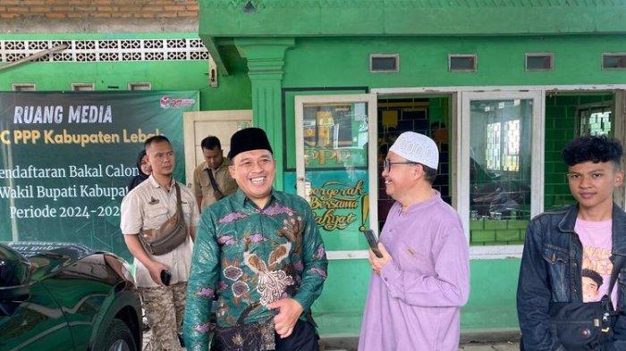 Wakil Wali Kota Cilegon, Sanuji Pentamarta saat mendaftar penjaringan bakal calon Bupati Lebak di PPP, Selasa (4/6/2024)