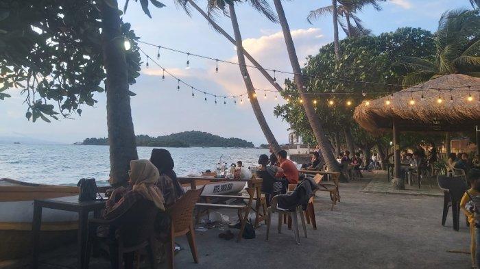 Suasana di Hotel Merak Beach saat sore menjelang petang.