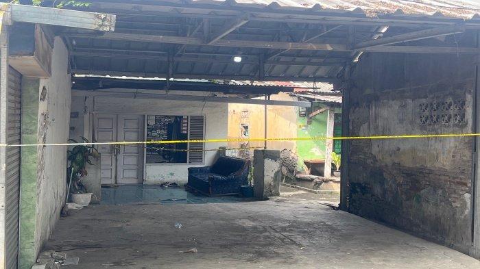 Tempat kejadian perkara (TKP) pembunuhan Siti Maryam di Kelurahan Ramanuju, Kecamatan Purwakarta, Kota Cilegon, Banten, Sabtu (14/6/2025). Seorang wanita bernama Siti Maryam (48 tahun), warga lingkungan Sambirata, Kelurahan Cibeber, Kecamatan Cibeber, Kota Cilegon, Banten, jadi korban pembunuhan.