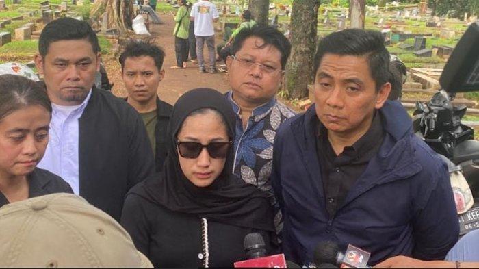Tamara Tyasmara (tengah) dan kuasa hukumnya Sandy Arifin (kanan) saat ditemui di TPU Jeruk Purut, Jakarta Selatan, Selasa (6/2/2024).
