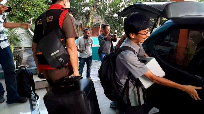 Tim Penyidik Kejaksaan Negeri (Kejari) Cilegon melakukan penggeledahan di kantor Dinas Lingkungan Hidup (DLH) Kota Cilegon, Kamis (14/12/2023).