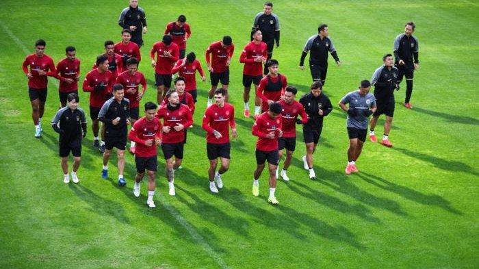 Timnas Indonesia berpeluang lolos fase Grup Piala Asia 2023. Hal itu diungkapkan Pakar Sepak Bola Dunia, John Dykes.