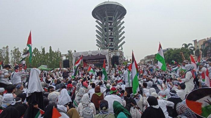 Ribuan warga Kota Cilegon menggelar aksi solidaritas kemanusiaan di Tugu Baja Landmark, Kota Cilegon, Sabtu (25/11/2023) pagi.