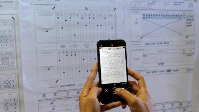 Petugas KPPS memfoto sesuai halaman yang tercantum dalam menu aplikasi SIREKAP