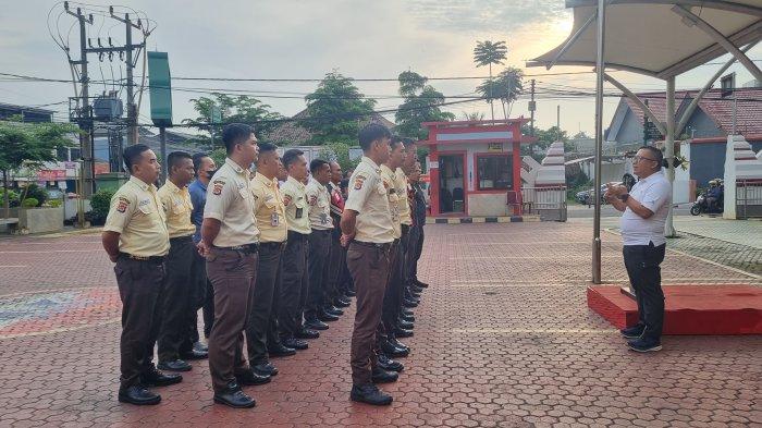 Kepala Kanwil Kemenkum Banten, R Natanegara, memberikan arahan kepada pegawai non-pegawai negeri (PPNPN), Jumat (10/1/2025) pagi.
