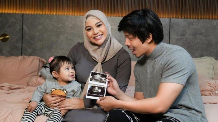 Atta Halilintar (kiri) Aurel Hermansyah dan Ameena (kanan).