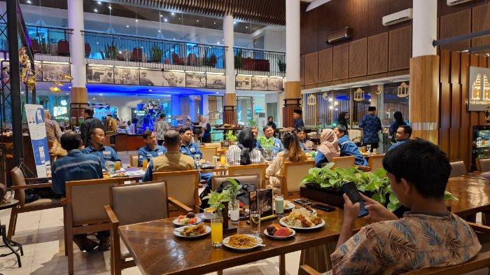 Suasana pengunjung berbuka puasa Ramadan di Resto The Surosowan.