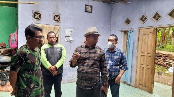 Ahmad Nuri saat jadi Camat Curug tengah tinjau lokasi rumah warga bernama Irwan yang ambruk akibat bencana angin puting beliung
